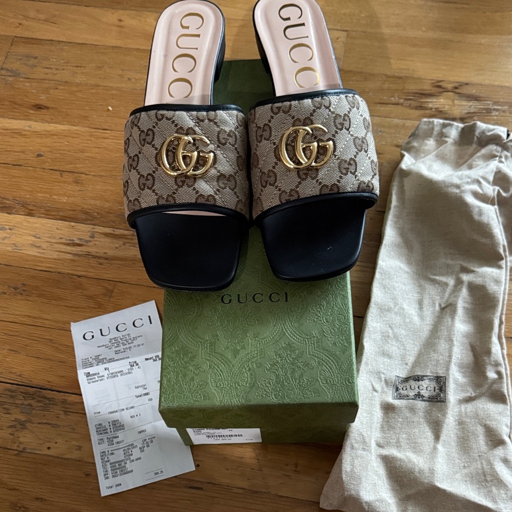 Gucci size 42 (11-12US) Tan and Black Logo Slide Sandals - brand new in box